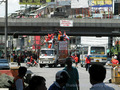 赤服集団がバンコク都内商業地区で路上占拠 
