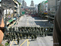 反独裁民主戦線（ＵＤＤ）にむけて行進するタイ軍