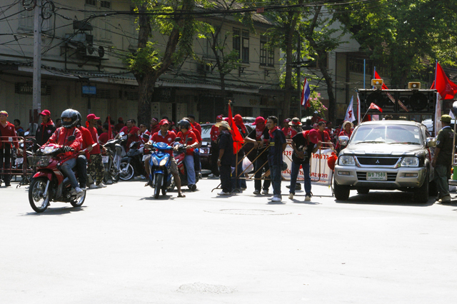 赤服集団がバンコクで過去最大規模の集会－４