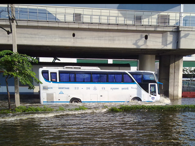 冠水した道路を猛スピードで走るバス、ＢＴＳモーチット駅前