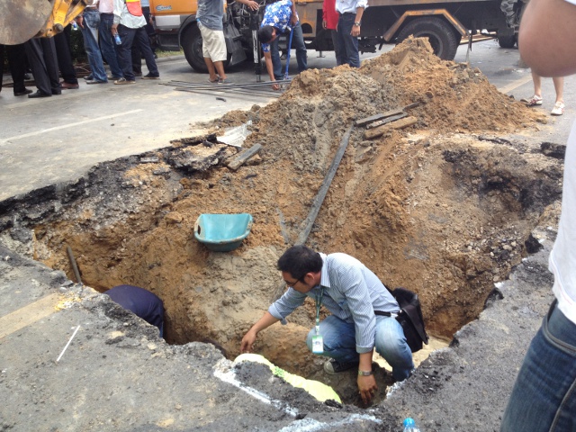 バンコク都内中心部の道路に大穴