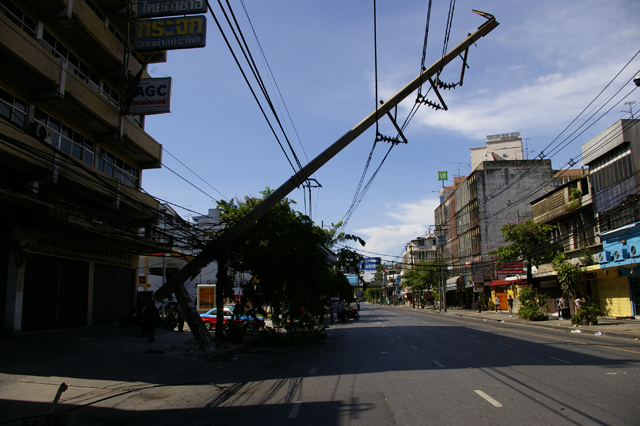 赤服集団がバンコク都内商業地区で路上占拠