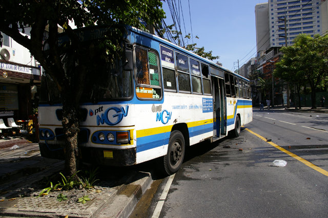 赤服集団がバンコク都内商業地区で路上占拠