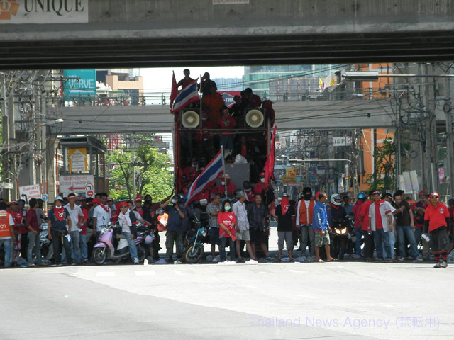 交差点を占拠する反独裁民主戦線（ＵＤＤ）