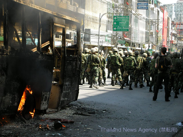 反独裁民主戦線（ＵＤＤ）と対峙するタイ軍２