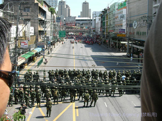 反独裁民主戦線（ＵＤＤ）にむけて行進するタイ軍